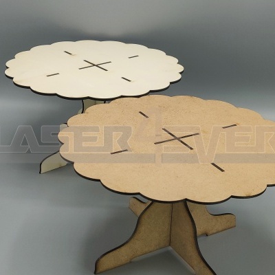 Mesa pequena MDF em forma de árvore com tampo em padrão de flor