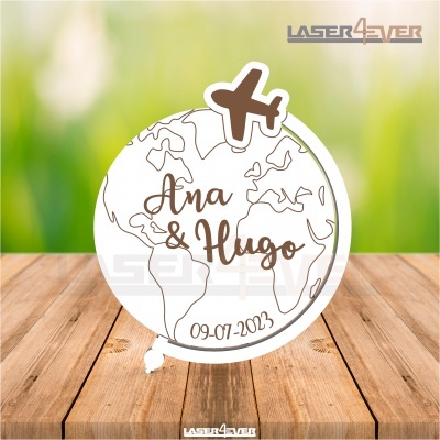 Objeto decorativo branco de globo terrestre com avião e texto Ana & Hugo 09-07-2023