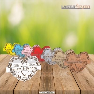 Lembranças de casamentos em formato de coração com inscrição 'Renato & Sandra'