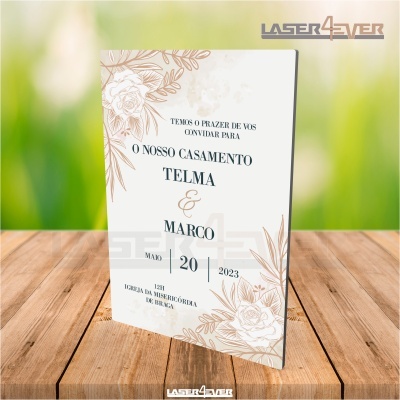 Convite de casamento com design floral e texto em português