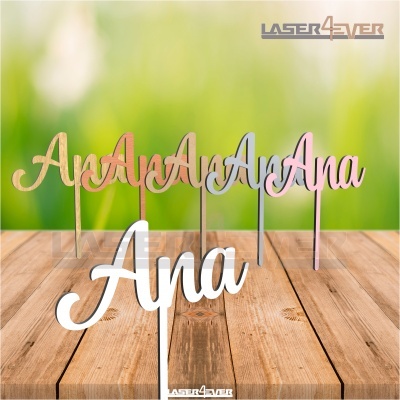 Suportes para bolos com o nome Ana em várias cores sobre mesa de madeira