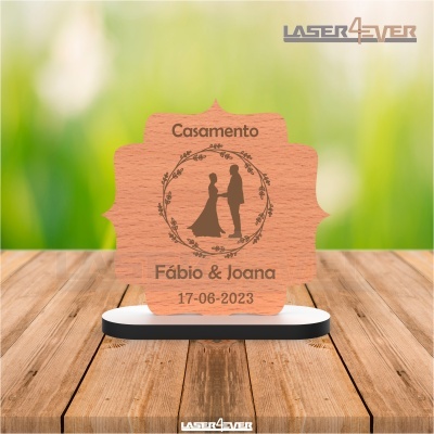 Placa de madeira para casamento com texto e silhuetas de noivos