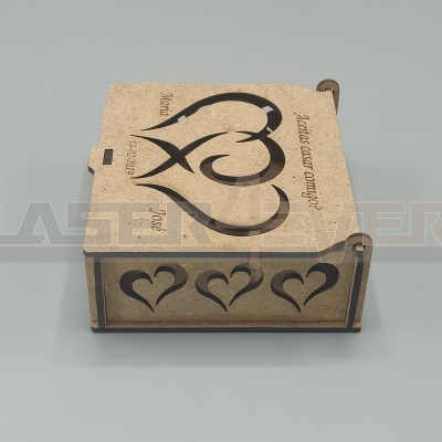 Caixa quadrada de madeira clara com corações pretos e texto ARTEMIS ARTESANATO