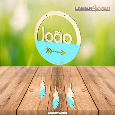 Decoração pendente em madeira azul e natural com nome João e penas suspensas