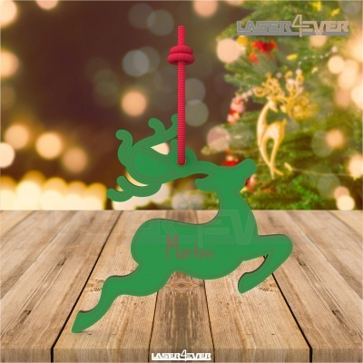 Enfeite natalício em forma de rena verde com nome Martin pendurado por cordão vermelho