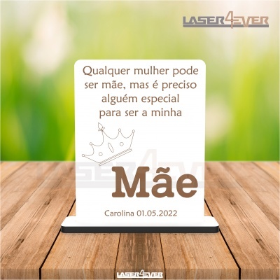 Placa decorativa branca com texto sentimental em português e ilustração de coroa sobre base preta