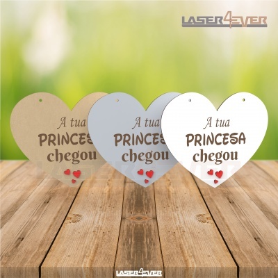 Placas em forma de coração com texto 'A tua PRINCESA chegou' em cores castanho claro, cinza e branco