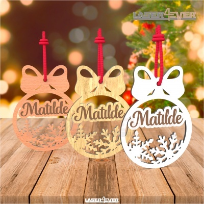Decorações de Natal em madeira cortada a laser com o nome Matilde e padrões de flocos de neve