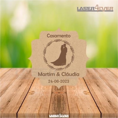 Convite de casamento em papel cartão castanho claro com silhueta de casal e texto