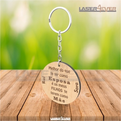 Porta-chaves redondo em madeira com gravação em português