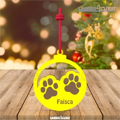 Ornamento de Natal amarelo com patas e nome Faísca pendurado por fio vermelho