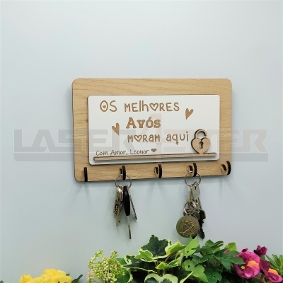 Suporte de chaves em madeira com placa branca e texto para avós e quatro ganchos com chaves
