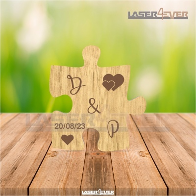 Peça de puzzle em madeira com letras, data e corações gravados
