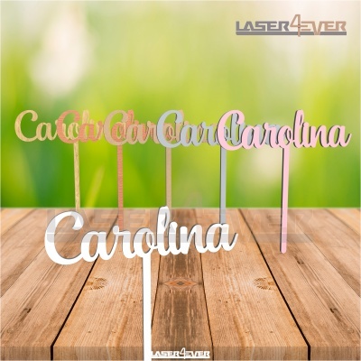 Topper para bolo com o nome Carolina em várias cores sobre superfície de madeira