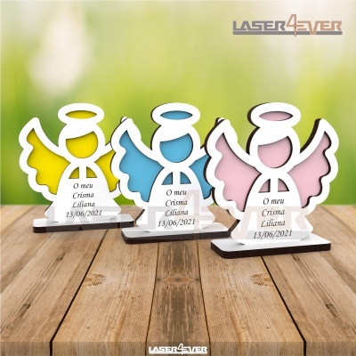 Tripla de pegas copos em forma de anjos coloridos sobre mesa de madeira