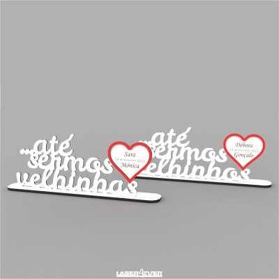 Decorações brancas com texto 'até sermos velhinhos' e corações vermelhos com nomes e datas