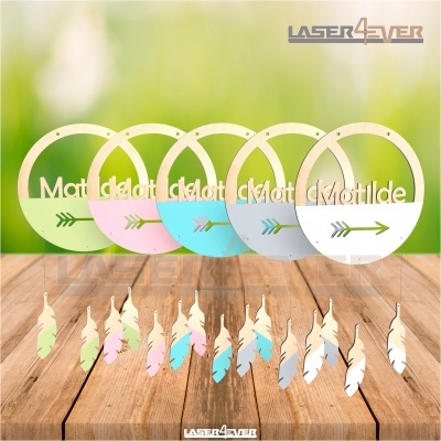 Pendentes decorativos personalizados com o nome Matilde em várias cores pastel e penas suspensas