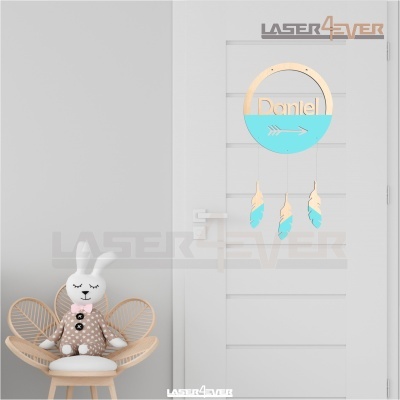 Decoração de porta em MDF com nome 'Daniel' e penas penduradas