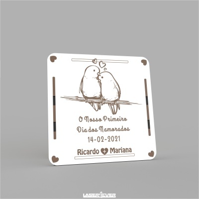 Placa branca com ilustração de pássaros e texto comemorativo de Dia dos Namorados