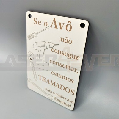 Placa decorativa branca com texto e ilustrações de ferramentas