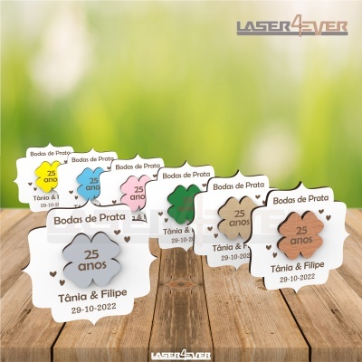 Lembranças coloridas para Bodas de Prata com texto personalizado sobre fundo de madeira