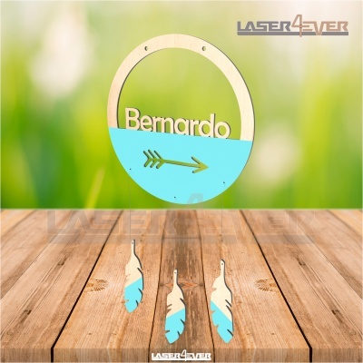 Móbile decorativo de madeira com nome Bernardo, círculo azul e natural, seta e penas penduradas