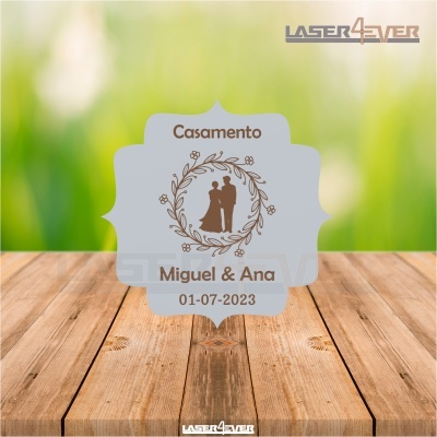 Placa decorativa de casamento cinzenta com texto e desenho de casal