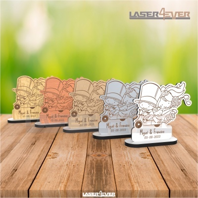 Peças decorativas de acrílico ou madeira cortadas a laser com carater de carnaval em várias cores sobre mesa de madeira