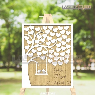 Quadro decorativo de madeira com árvore de corações brancos, nomes e data, em cavalete ao ar livre