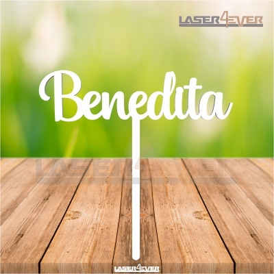 Topo de bolo branco com a palavra Benedita sobre mesa de madeira