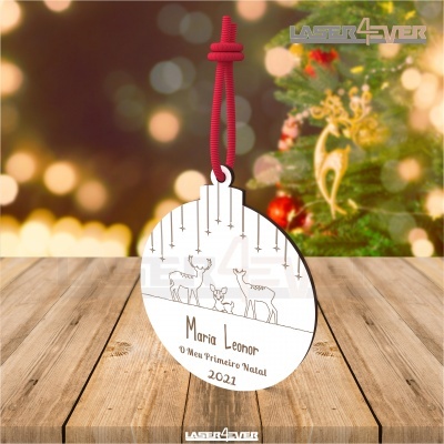 Ornamento de Natal branco redondo com renas e texto personalizado, pendurado com cordão vermelho.