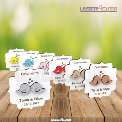 Lembranças de casamento passarinhos em madeira colorida com nomes e data