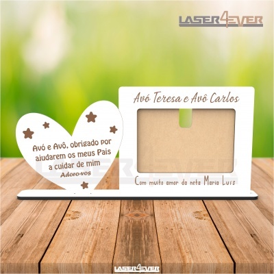 Suporte decorativo em madeira branca com coração e moldura para foto e textos de agradecimento a avós