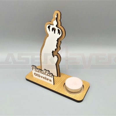 Suporte decorativo em madeira com vela e inscrição Família Oliveira