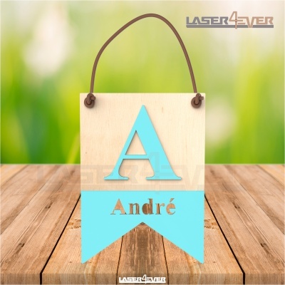 Placa pendente de madeira com letra A azul e nome André