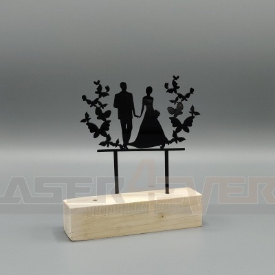 Topo de bolo de casamento em madeira e acrílico preto com noivos e flores