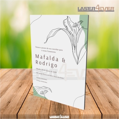 Convite de casamento branco com ilustrações de flores e texto em preto