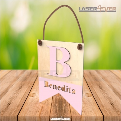 Placa decorativa em madeira com letra B e nome Benedita