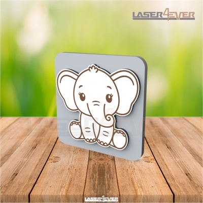 Figura quadrada cinzenta com desenho de elefante bebé em superfície de madeira