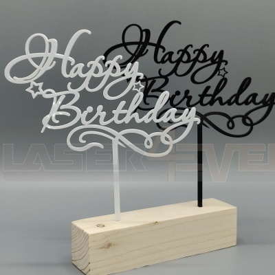 Topos de bolo decorativos com texto 'Happy Birthday' em branco e preto numa base de madeira