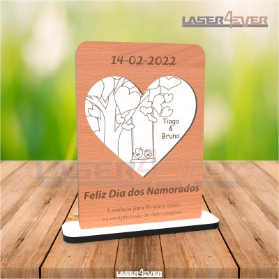 Placa decorativa de madeira com recorte de coração e mensagem para Dia dos Namorados