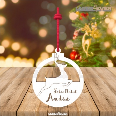 Ornamento de Natal em madeira branca com rena e texto 'Feliz Natal André' pendurado por cordão vermelho