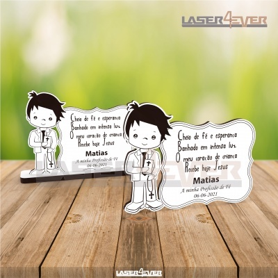 Dois objetos em acrílico com desenho de criança e texto religioso em português