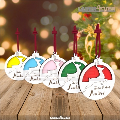 Ornamentos de Natal coloridos com rena e texto 'Feliz Natal André'