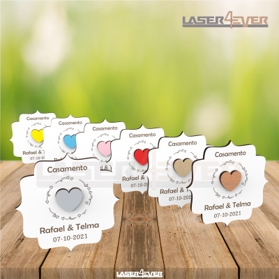 Marcadores de mesa de casamento com corações coloridos e texto gravado
