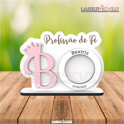 Objeto decorativo de madeira com letra B rosa e círculo branco para foto, texto Profissão de Fé, Beatriz e data