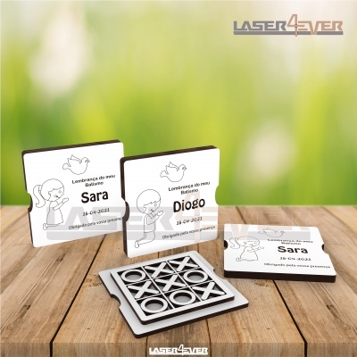 Placas quadradas de madeira com ilustrações infantis e jogo da velha