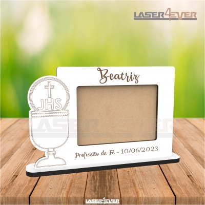Porta-fotos branco em madeira com texto personalizado e decoração religiosa
