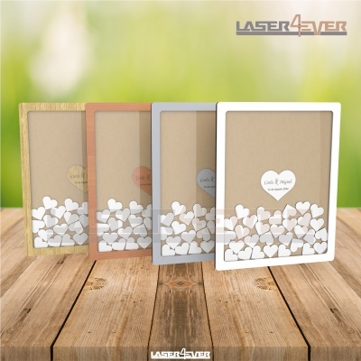 Quatro molduras de madeira com corações brancos e nome 'Carla & Miguel 12 DE NOVEMBRO 2022'