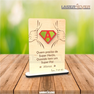 Placa de madeira com desenho e texto sobre um pai super-herói